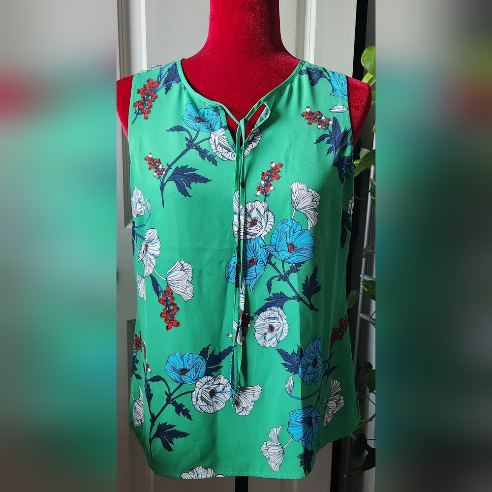 Cabi XS v neck with tie sleeveless blouse floral